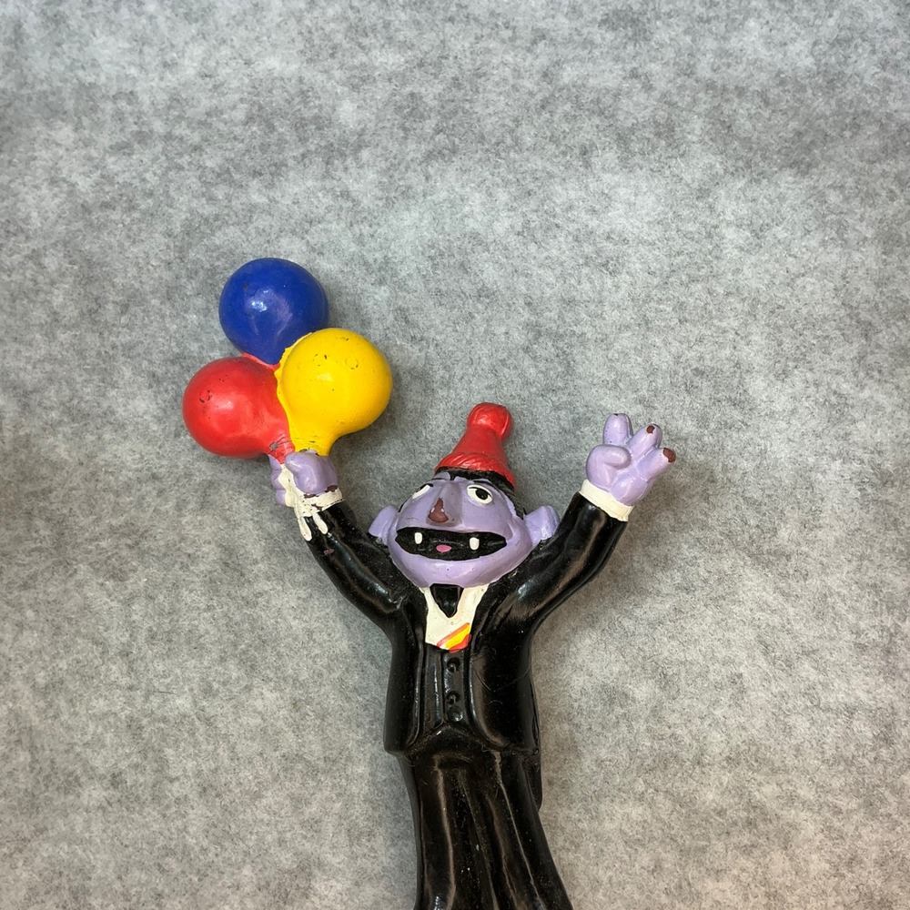 Vintage Sesame Street Count von Count Figure with Balloons Party Tuxedo PVC Toy - Picture 2 of 3